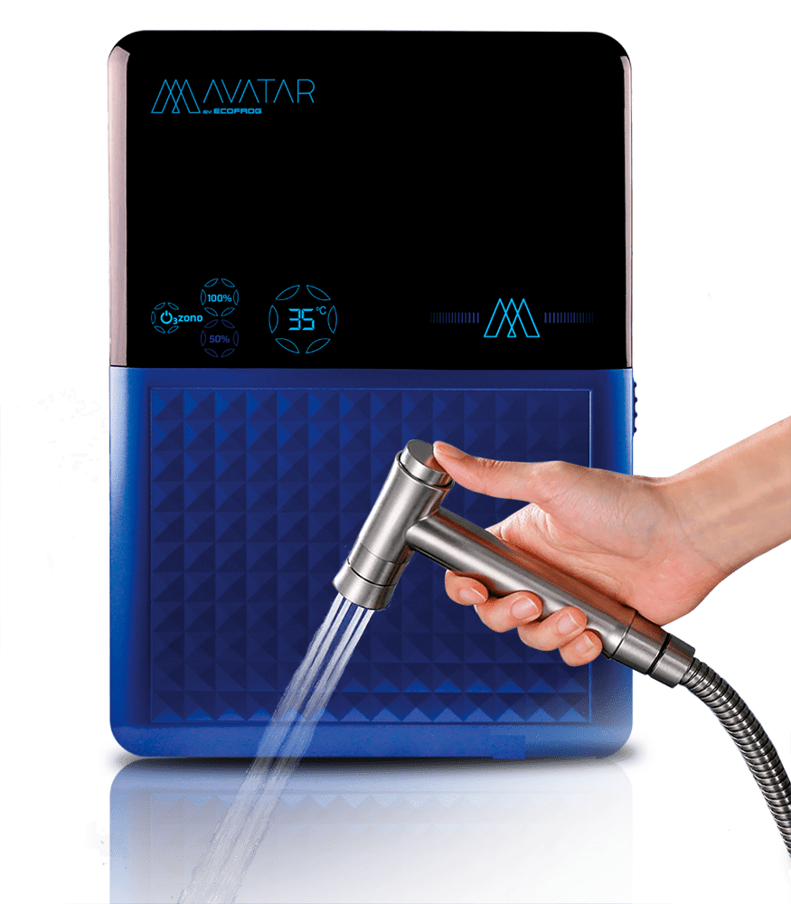 Máquina AVATAR by ECOFROG, metade azul com um motivo em relevo de pequenas pirâmides e metade preta. Esta parte escura corresponde a um ecrã LED que está ligado onde se podem ver vários indicadores e acções activas, com o seu reflexo projetado na base da imagem e uma torneira segurada por uma mão feminina que expele água ozonizada.