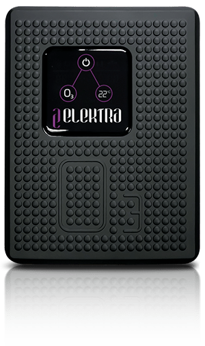 Uma máquina ELEKTRA by ECOFROG preta com um motivo em relevo de pequenos círculos e um O3 na parte inferior, também em relevo. O ecrã LED quadrado, no canto superior esquerdo, está aceso e mostra vários indicadores e acções activas, com o seu reflexo projetado na base da imagem.