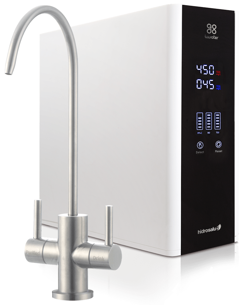 Máquina de filtragem por osmose iWATER em cor branca onde se pode ver o ecrã ativo que reflecte várias funções e acompanhado por uma torneira em aço inoxidável.