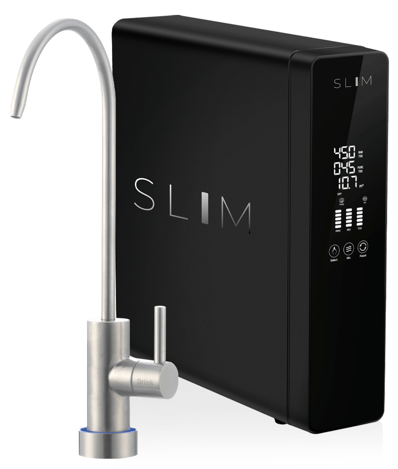 Máquina de filtragem por osmose SLIM em cor preta onde se pode ver o ecrã ativo que reflecte várias funções acompanhado por uma torneira em aço inoxidável.