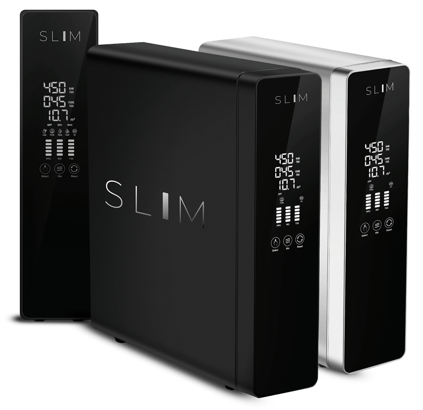 Fotomontagem com três máquinas de filtragem por osmose SLIM em branco metálico e preto com vista frontal e lateral com ecrãs activos que reflectem várias funções.