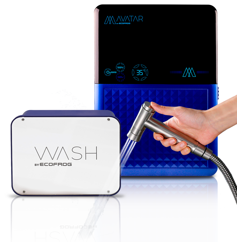Uma máquina AVATAR by ECOFROG com os ecrãs iluminados mostrando vários indicadores e acções activas. Em frente, uma máquina WASH by ECOFROG v3 e uma torneira segurada por uma mão feminina que expele água ozonizada.